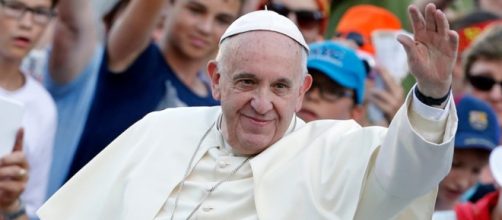 Francisco saluda a sus seguidores. Foto: Reuters