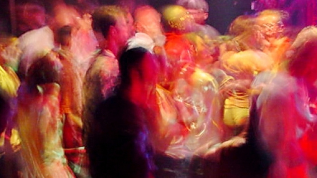 Giovani che ballano a un rave party