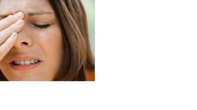 Il mal di testa pu&ograve; associarsi alla sinusite