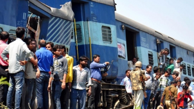 india 2 treni deragliano sul ponte