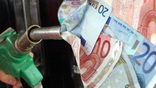 Le accise pesano troppo sul costo della benzina