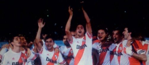 El mellizo Ramiro Funes Mori alzando la copa