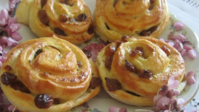 Torta con uvetta, pinoli e cedro