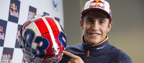 Marc M&aacute;rquez muestra el casco que usar&aacute; en Indy
