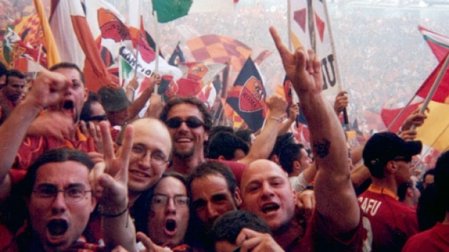 Tifosi della Roma in festa per lo scudetto 2001