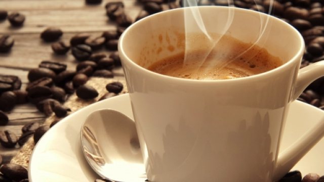 Una comunissima tazzina con dei chicchi di caff&egrave;