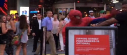 Brutal pelean entre el enmascarado y el agresor