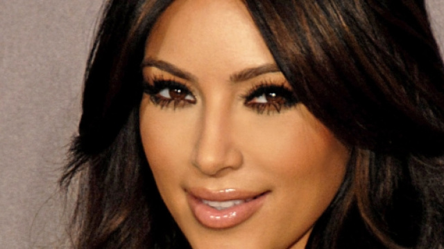 Kim Kardashian - cura dei capelli con multishampoo