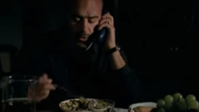 Montalbano mentre mangia un piatto di Adelina