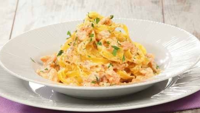 Tagliatelle al profumo di salmone affumicato