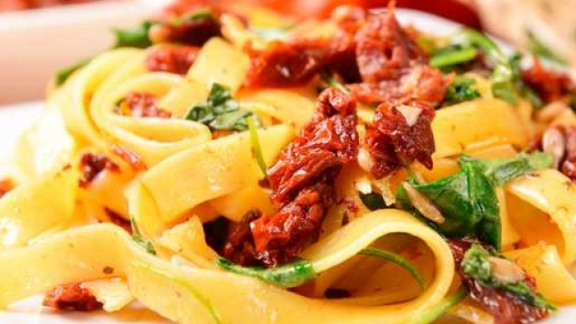 Tagliatelle tonno menta e melanzane con pomodorini