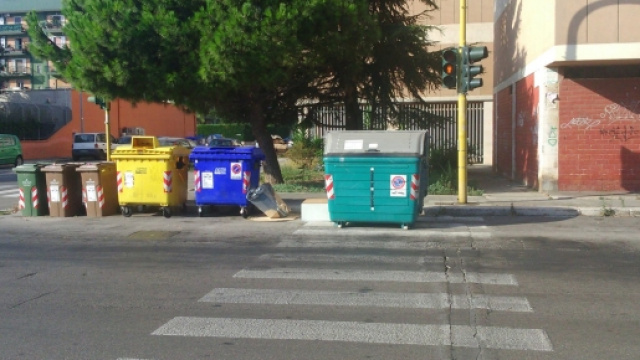 Un cassonetto sulle strisce pedonali a Bari