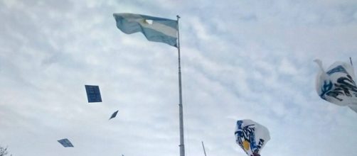 La bandera que fue da&ntilde;ada por la agrupaci&oacute;n