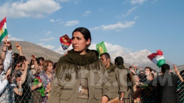 Primo piano di una combattente del PKK