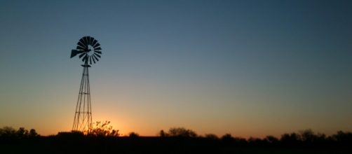 fotograf&iacute;a de molino en un atardecer
