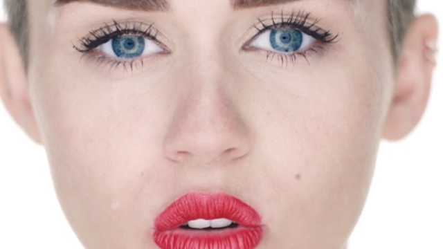 Miley in foto spinte. Oops, l'ha fatto di nuovo