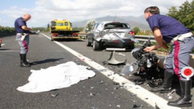 Pi&ugrave; morti e meno feriti sulle strade italiane