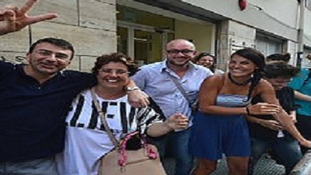 Scene di felicit&agrave; davanti l'USR