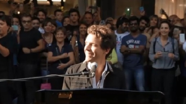 Mika di X Factor si esibisce a Milano