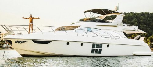 Gusttavo Lima em seu iate de 15 milh&otilde;es