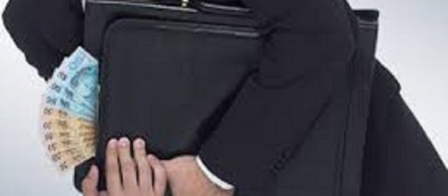 Retendo dinheiro que deve beneficiar trabalhador