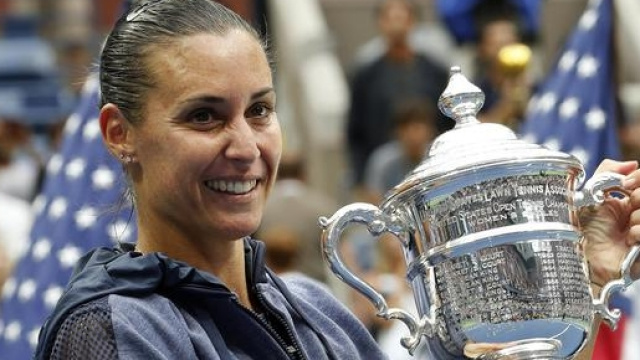 Flavia Pennetta solleva il trofeo degli US Open