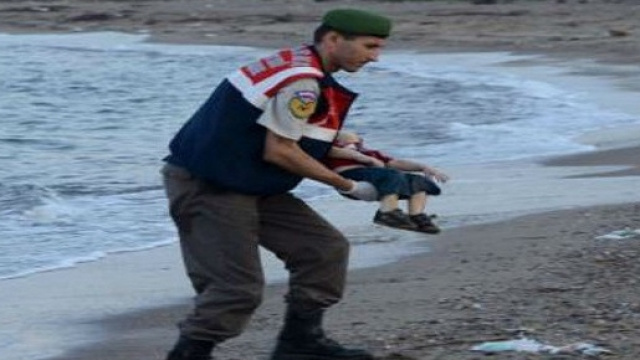 Il piccolo Aylan sulle coste della Turchia