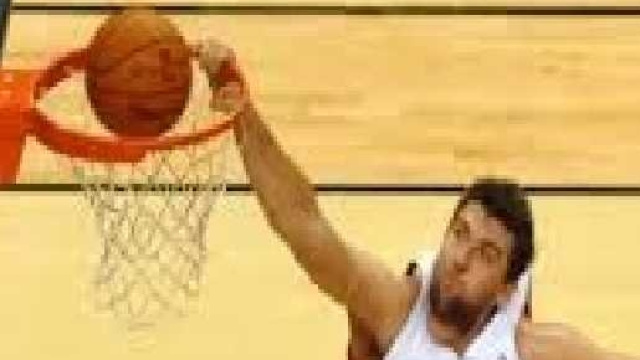 Bargnani in una azione nella NBA