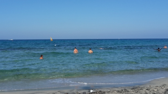 Gente che fa ancora il bagno nel Salento