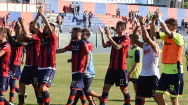 Gli squali salutano il pubblico a fine gara