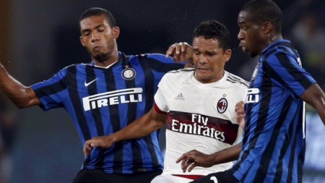 Un contrasto del derby estivo fra Inter e Milan