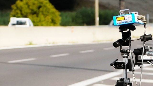 Dormono in auto, rubato autovelox ai vigili.