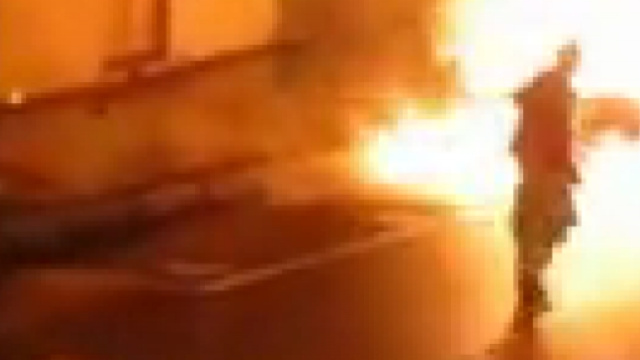 Un incendio d'auto nelle ore notturne