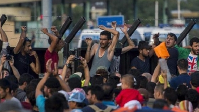 Migranti dinanzi al valico di Horgos