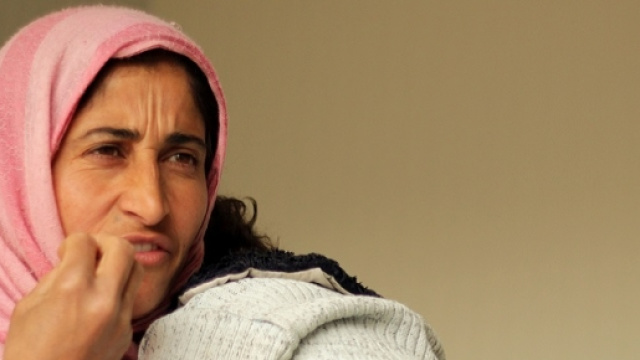 Una donna rifugiati con sua figlia in braccio