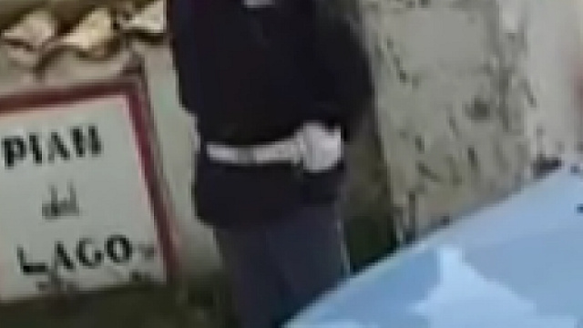 Agenti dinanzi al centro di 'Pian del lago'