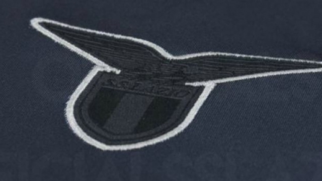 Lo stemma della Lazio sulla maglia nera