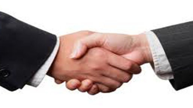 stretta di mano al raggiungimento di un accordo