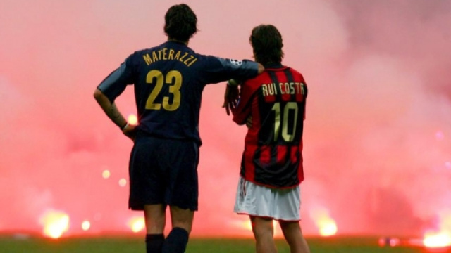 Fumogeni durante un derby del passato