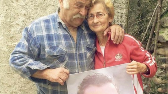 I genitori di Andrea Natali mostrano la sua foto