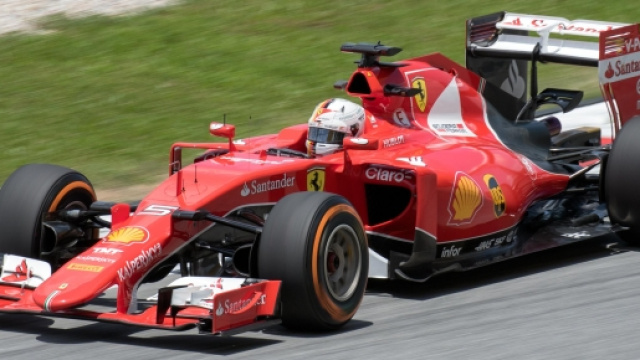 Vettel, Ferrari, in pole a Singapore