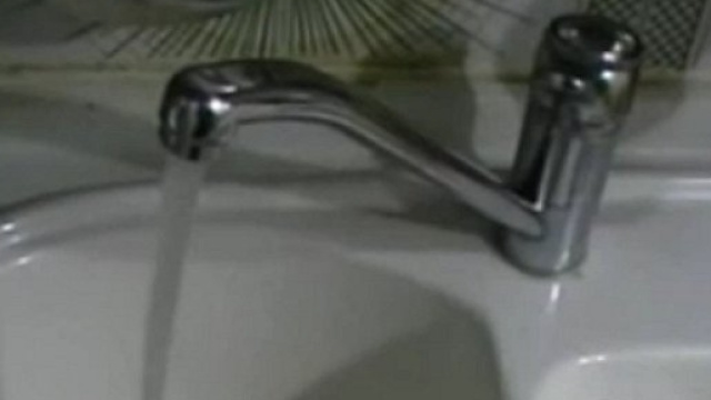 Acqua che sgorga da un rubinetto