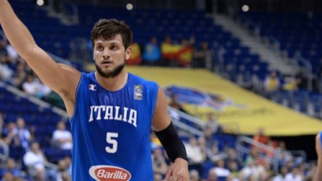 Alessandro Gentile trascina l'Italia con 21 punti.