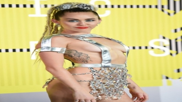 Miley Cyrus reginetta del pop e dello scandalo