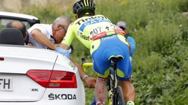 Paulinho soccorso dal medico dopo la caduta