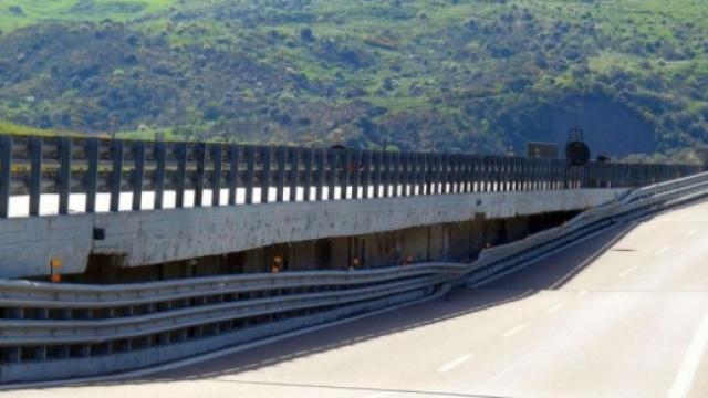 Calabria: ragazzo tenta il suicidio sull'A3.