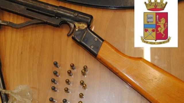 L'arma e le munizioni sotto sequestro