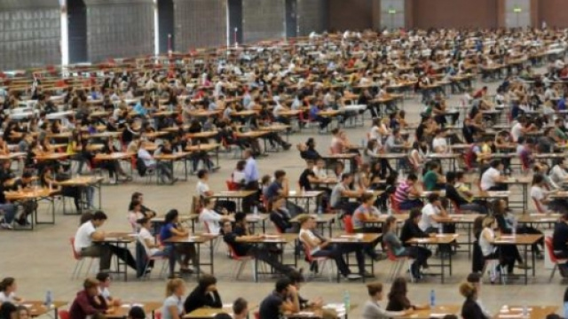 studenti che svolgono il test di medicina