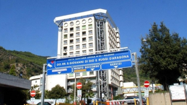 Salerno, blitz all&rsquo;ospedale Ruggi D'Aragona
