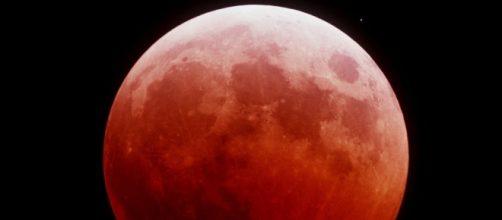 La luna colorada en pleno eclipse
